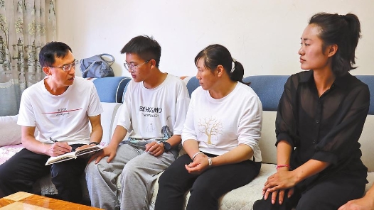 勞模風(fēng)采·云南省五一勞動(dòng)獎(jiǎng)?wù)拢拦鈽s：心系眾鄉(xiāng)親 愛滿百姓家