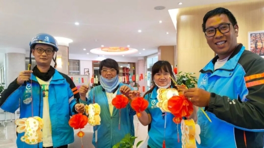 暖心又溫馨 外賣騎手集體慶中秋過生日