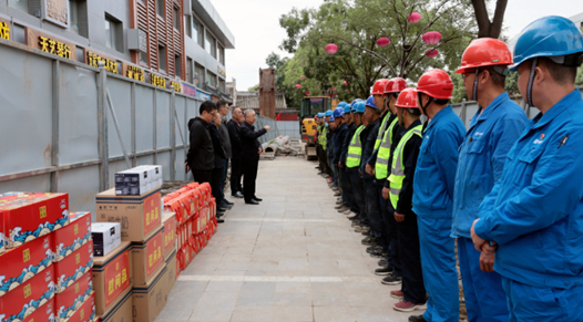 呼和浩特市總工會慰問組深入溫暖工程項目施工現場開展慰問活動