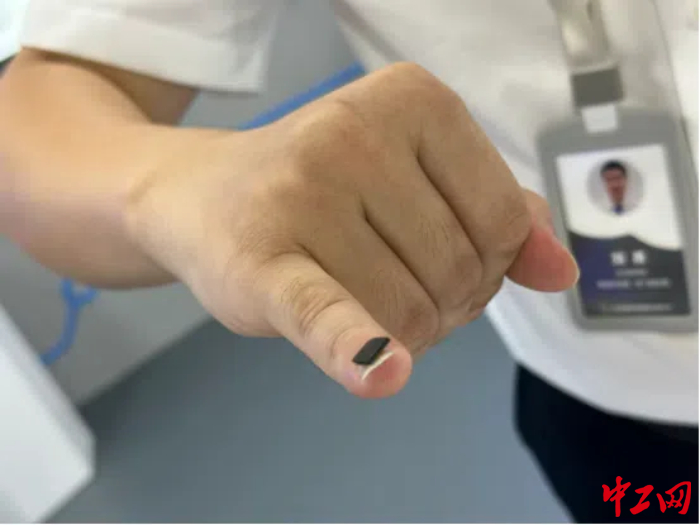 指甲蓋大小的芯片。中工網記者姚怡夢 攝