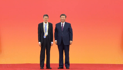 視頻丨習近平向張卓元頒授“經濟研究杰出貢獻者”國家榮譽稱號獎章