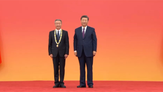 視頻｜習近平向許振超頒授“人民工匠”國家榮譽稱號獎章