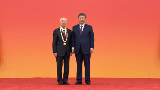 視頻｜習近平向張燮林頒授“體育工作杰出貢獻者”國家榮譽稱號獎章