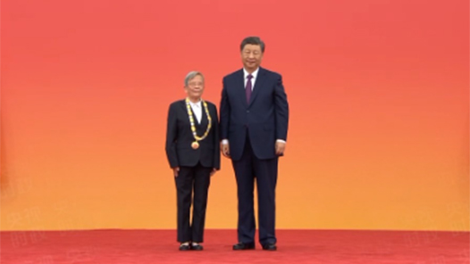 視頻｜習近平向路生梅頒授“人民醫護工作者”國家榮譽稱號獎章