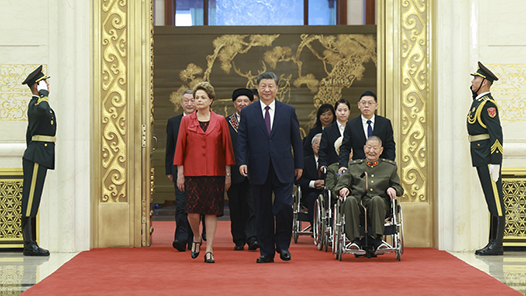 中華人民共和國國家勛章和國家榮譽稱號頒授儀式在京隆重舉行 習近平向國家勛章和國家榮譽稱號獲得者頒授勛章獎章并發表重要講話