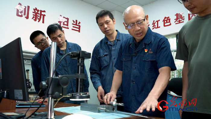 中國夢·大國工匠篇︱羅軍：磨刀不誤車床工 0.01毫米彰顯真功夫