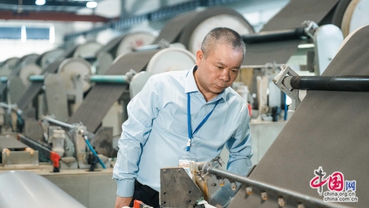 中國(guó)夢(mèng)·大國(guó)工匠篇｜肖進(jìn)春：把“泡沫”和“海綿”變?yōu)閭髌?，釋放一塊“電池”的無(wú)限能量