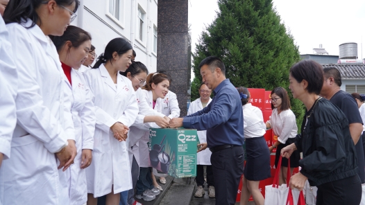 云南騰沖市總開展“工會溫暖進萬家”送溫暖慰問活動