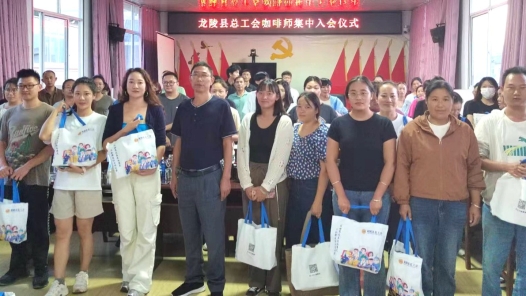 云南龍陵縣“建會入會集中行動”見成效 2571人加入工會