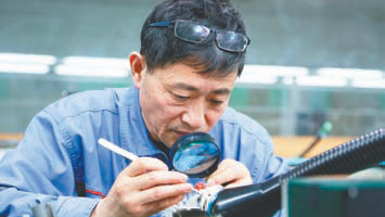 輝煌75載 與共和國同成長的勞動模范 | 王南石：40余年練就“微米級手感”