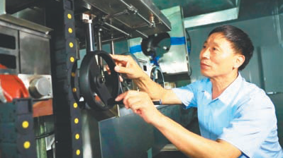 輝煌75載 與共和國同成長的勞動模范 | 謝大春：從“門外漢”到“大工匠”