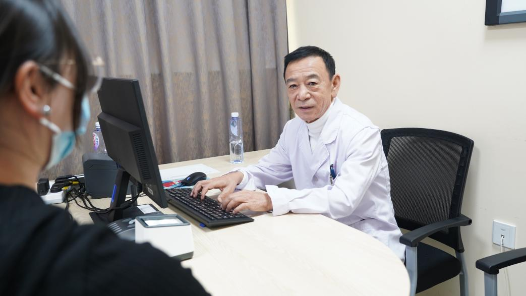 輝煌75載 與共和國同成長的勞動模范 | “白衣戰士”林國英：肝膽相照 “醫”路前行