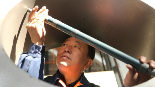 輝煌75載 與共和國同成長的勞動模范 | “鏜工大王”吳作國：一顆“匠心”追求著專業極致