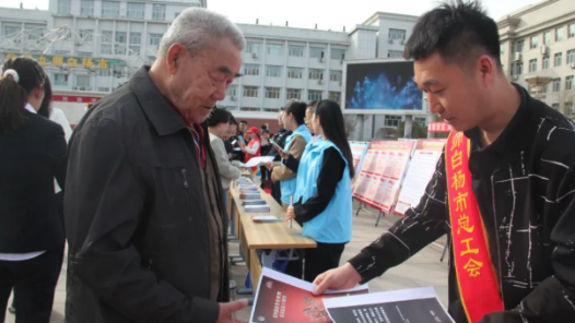 九師白楊市各級工會開展“全民國家安全教育日”系列宣傳活動