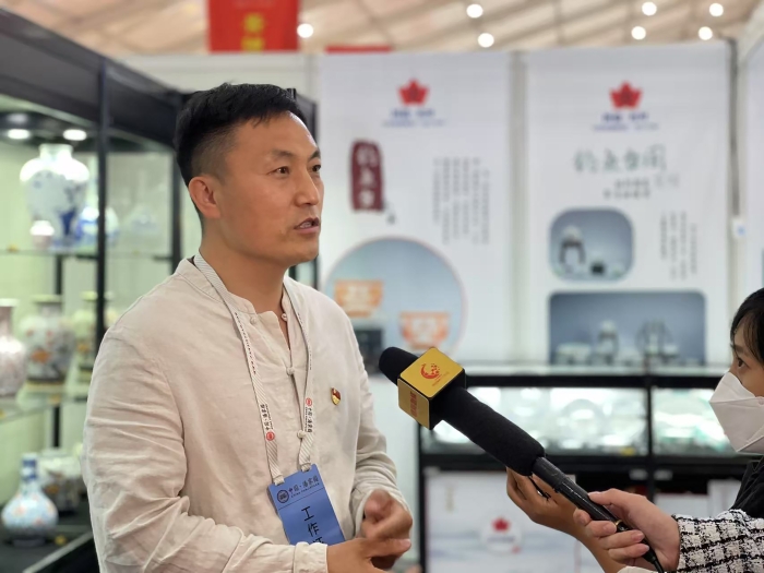 盧長海同志工作照3