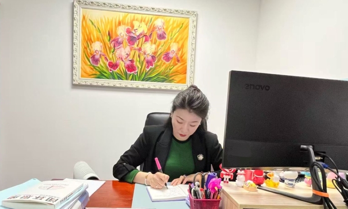 白穎同志工作照1