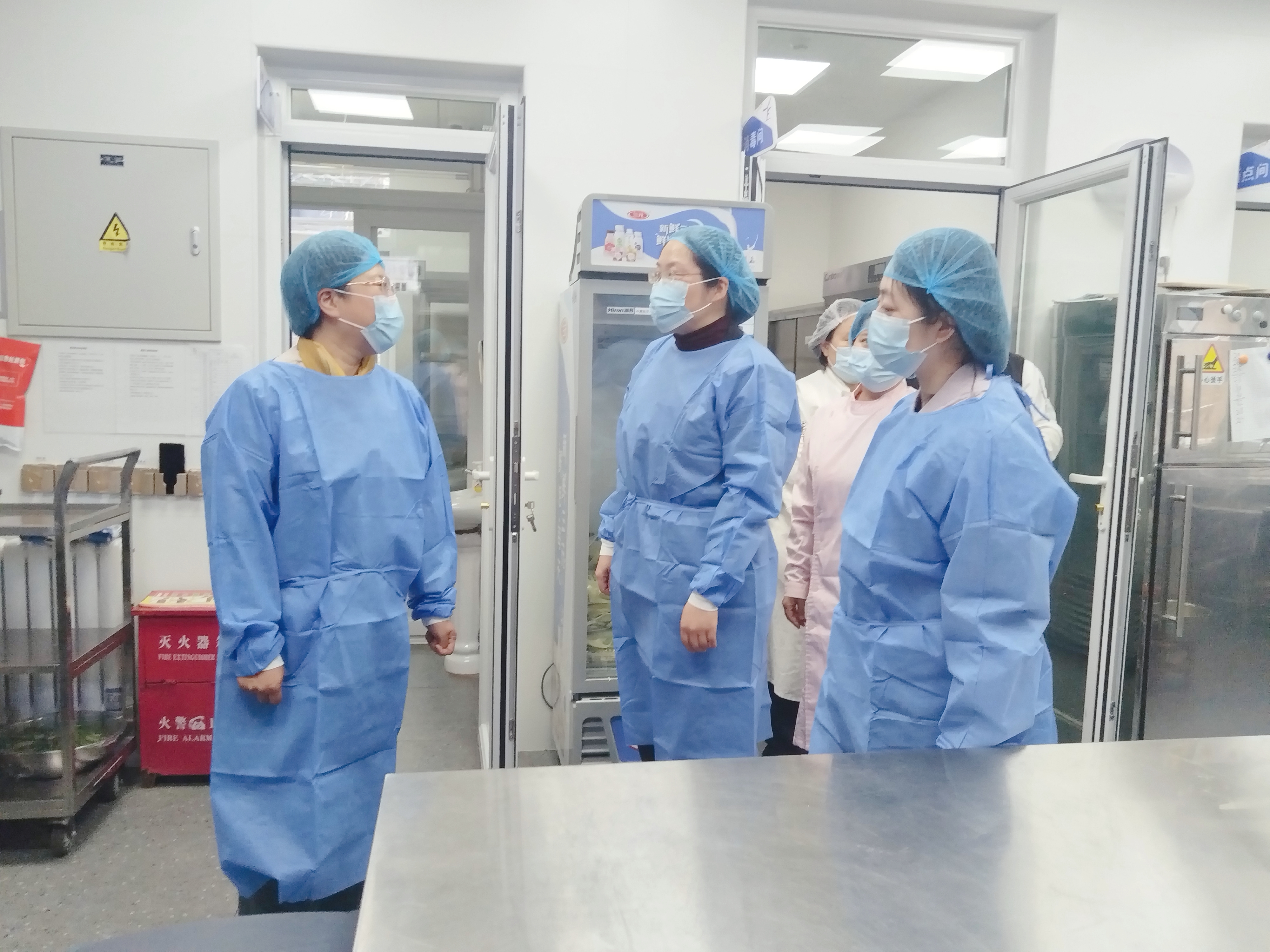 2025年3月15日，朝富公司紀委副書記、紀檢監察室主任張國靜（位置：左一）到下屬朝莘幼兒園慧忠園食堂監督檢查“校園餐”安全工作