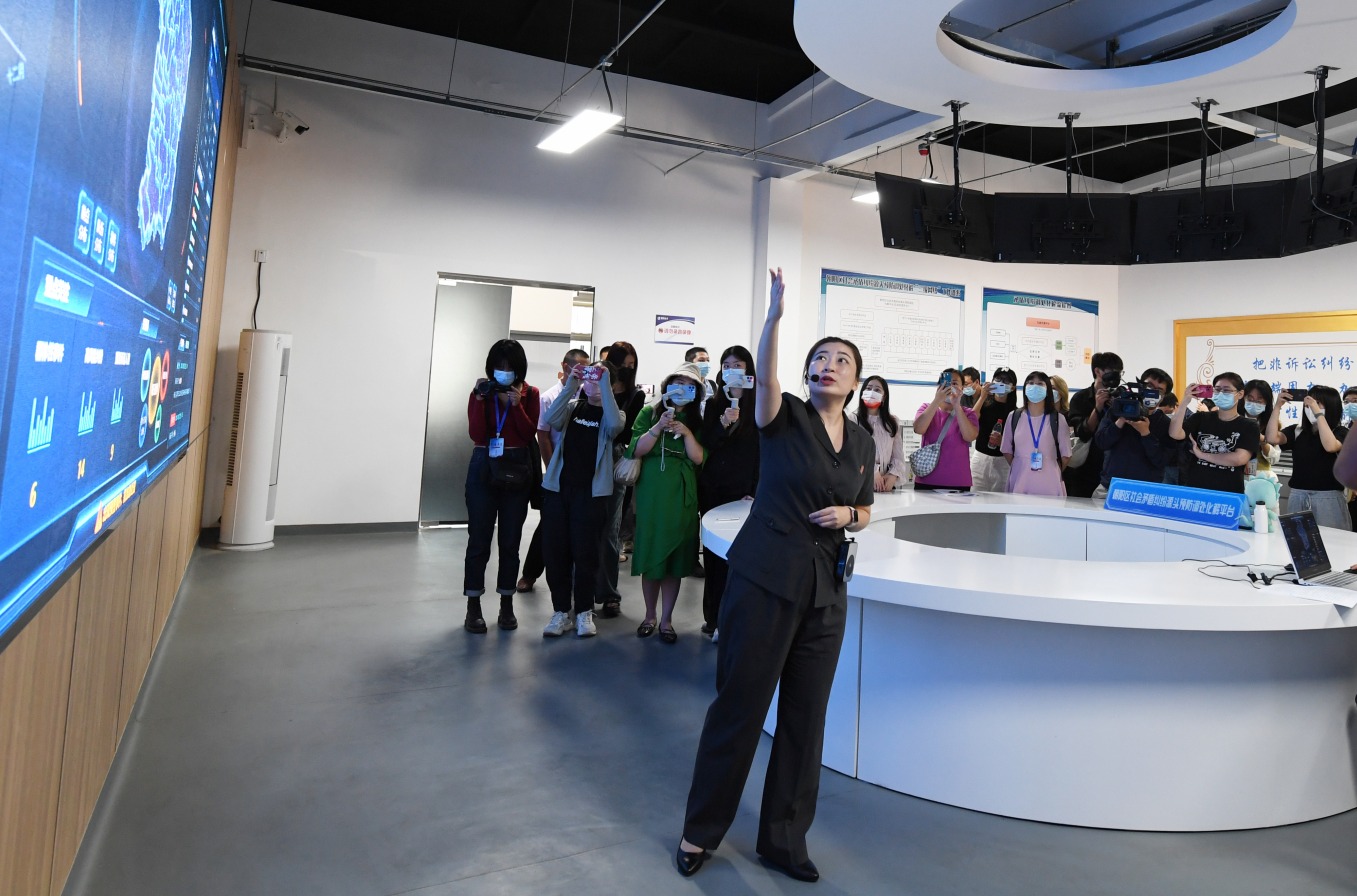 2.李瓏同志正在介紹矛調平臺運行狀態(tài)