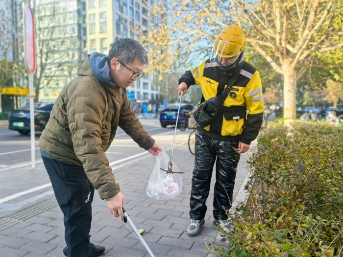 與新就業群體進行環境大掃除