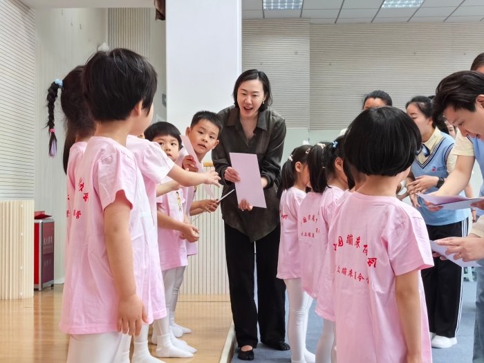 邱潔穎同志為通級的體操幼兒頒發證書