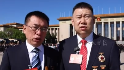 這一刻，師徒傳承具象化了……