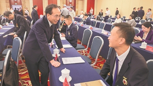 “娘家人”戴上勞模獎?wù)? title=