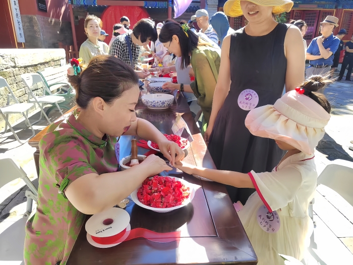 2024年七夕節，賈娟同志在北京民俗博物館“我們的節日”七夕節活動現場，為小觀眾染指甲