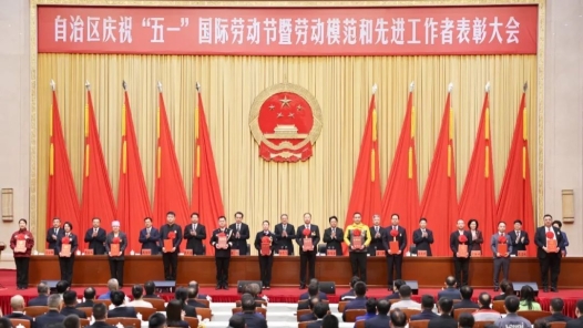 寧夏回族自治區召開慶祝“五一”國際勞動節暨勞動模范和先進工作者表彰大會