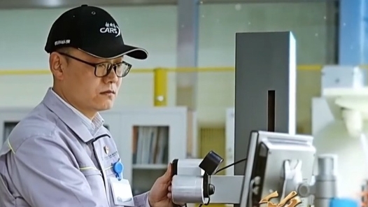 大國(guó)工匠·向新而行丨頭發(fā)絲直徑十六分之一 他在毫厘間精準(zhǔn)打磨動(dòng)車零件