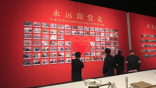 “百年薪火傳 丹青潤匠心”中國工運史主題藝術展在寧夏美術館開幕