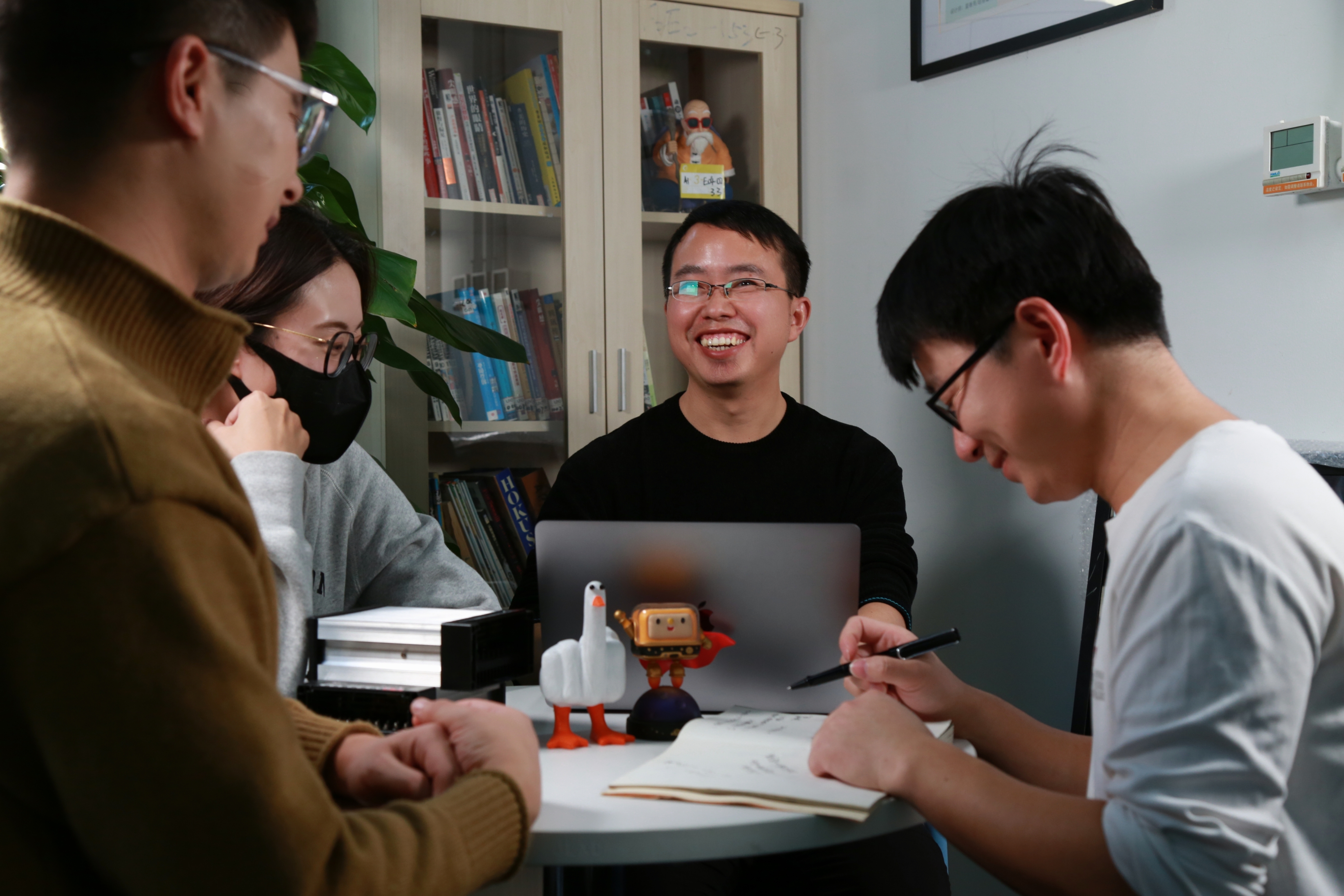 彭飛-附件照片1：工作室成員討論技術方案