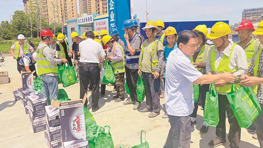 工會(huì)送清涼 防暑保安康