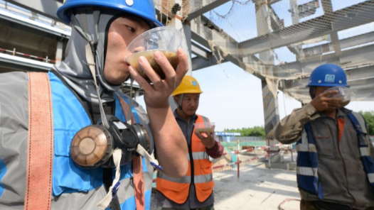 高溫天氣須停工縮時(shí) 高溫津貼應(yīng)足額發(fā)放