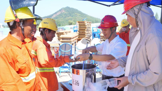 河南省焦作市各級(jí)工會(huì)“送清涼+解難題”為勞動(dòng)者撐起“遮陽(yáng)傘”