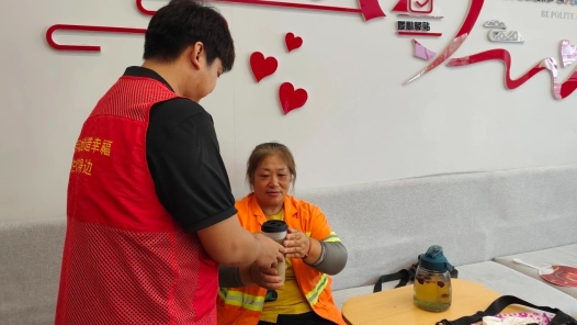 武漢工會(huì)“送清涼”情暖高溫堅(jiān)守者 多區(qū)聯(lián)動(dòng)織密戶外勞動(dòng)者關(guān)愛(ài)網(wǎng)