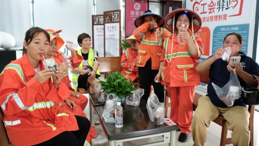 柳州市總工會(huì)開展送清涼活動(dòng)