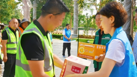 甘肅敦煌工會(huì)“夏送清涼”：“涼”在舌尖，“暖”到心間