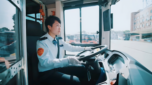 奮“凰”于飛：公交一線的“新海霞”