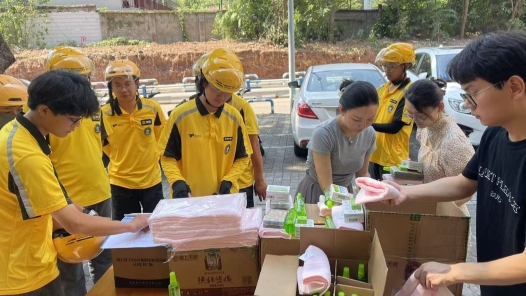 重慶江北區(qū)群團(tuán)組織為新就業(yè)形態(tài)勞動(dòng)者“送清涼”