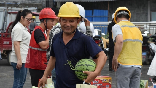 廣西東蘭縣總工會(huì)慰問(wèn)一線職工