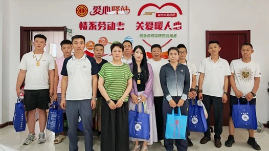 內(nèi)蒙古包頭市稀土高新區(qū)工會(huì)開展新業(yè)態(tài)勞動(dòng)者高溫慰問(wèn)活動(dòng)