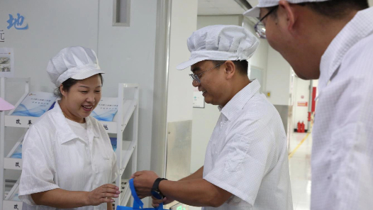 關(guān)愛(ài)一線職工 山東威海高區(qū)總工會(huì)開展“夏送清涼”活動(dòng)