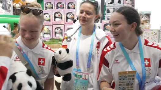 外國運動員在熊貓基地買買買 為成都打call