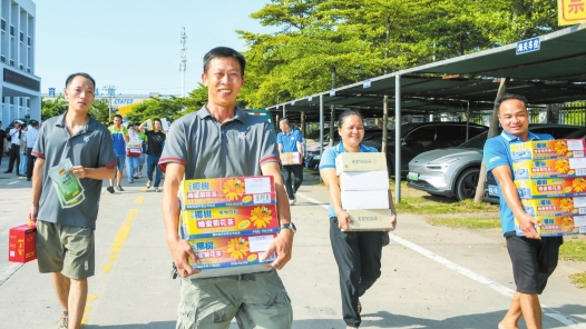 防暑有“涼”策 關(guān)懷潤(rùn)心“甜” 海南省海口市多舉措為戶外勞動(dòng)者“送清涼”