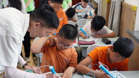 夏令營里，英雄子女不孤單