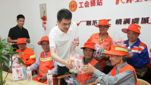 湖南長(zhǎng)沙工會(huì)驛站“上新”愛(ài)心冰柜 方便一線勞動(dòng)者免費(fèi)取用清涼飲品