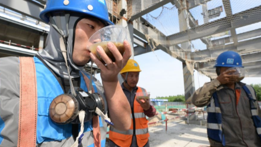 浙江移動(dòng)衢江分公司工會(huì)“夏日送清涼” 情暖戶外勞動(dòng)者