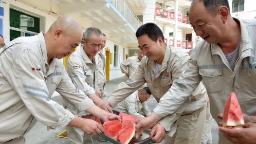 甘肅省石化工會(huì)：一線“送清涼”，聚力促發(fā)展