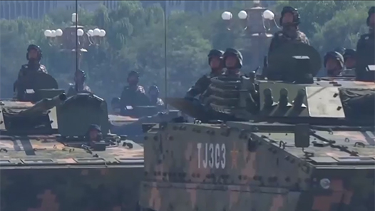 新華社快訊：部分陸海空基戰略重器、高超精打、無人和反無人裝備第一次對外展示