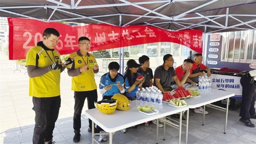 甘肅省蘭州市總工會(huì)“夏送清涼”行動(dòng)為戶外勞動(dòng)者撐起綠蔭